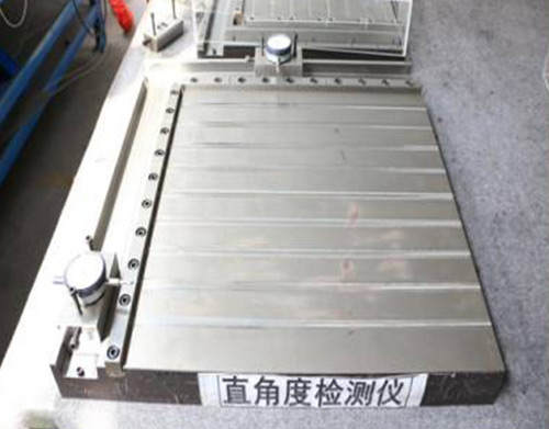一種電路板零件壓合機